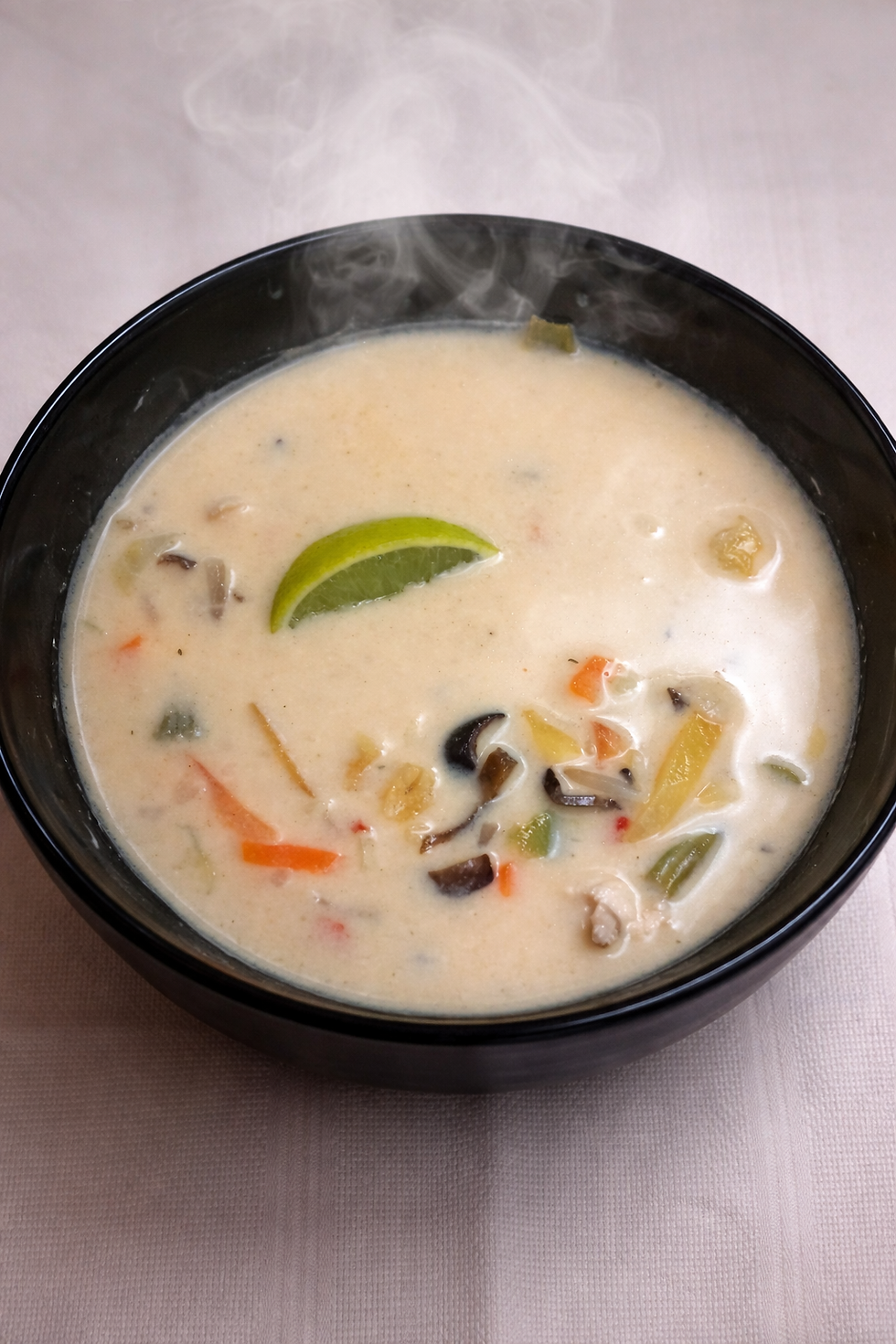 Uued maitsed Mäeküla kõrtsis- kreemine, vürtsikas ja mõnusalt kõhtu täitev Mäeküla Tom Kha kanaga või krevettidega. Tule ja proovi