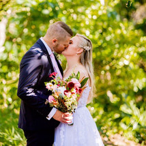 Sealed with a kiss! Elle & Angus