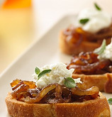 crostini_z_karmelizowaną_cebulą_i_kozim_