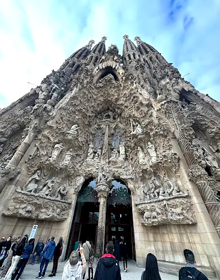 Sagrada Familia goruje nad Barcelona 5_edited.jpg