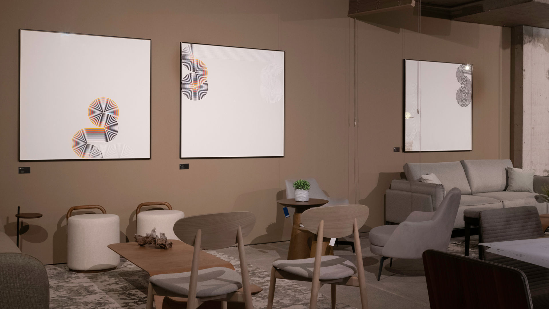 Exposición de arte contemporáneo por el artista visual chileno Matías Valenzuela, cuadros y esculturas minimalistas, geométricas y abstractas, en loft industrial con decoración simple e interiorismo moderno.