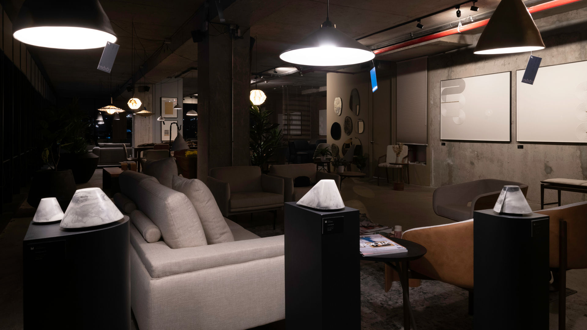 Exposición de arte contemporáneo por el artista visual chileno Matías Valenzuela, cuadros y esculturas minimalistas, geométricas y abstractas, en loft industrial con decoración simple e interiorismo moderno.