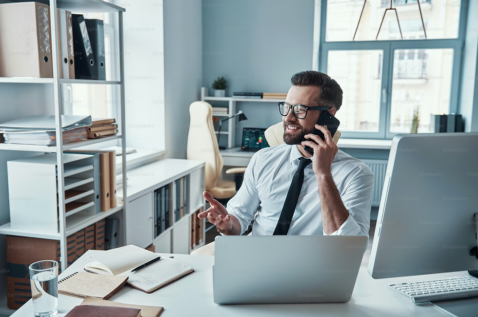Expert d'assuré conseillant un client par téléphone
