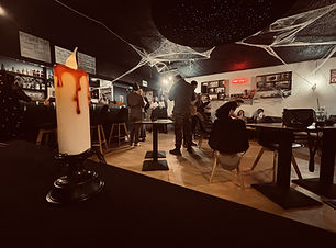 salle de bar lors d'une soirée à thème