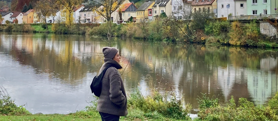 Nathi genießt den Ausblick an der Regnitz