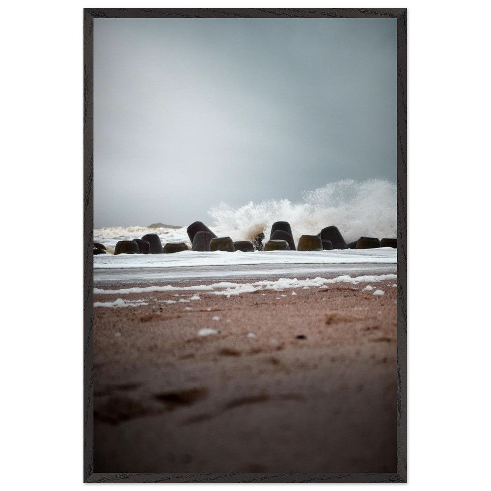 Fels in der Brandung - Stürmische Wellen Deutschland Küste | Premium Holzrahm...