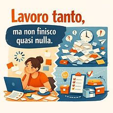 Illustrazione con titolo "Lavoro tanto ma non finisco quasi nulla", con persona al pc, fogli sparsi, checklist e simboli di confusione che rappresentano dispersione e difficoltà a concludere il lavoro