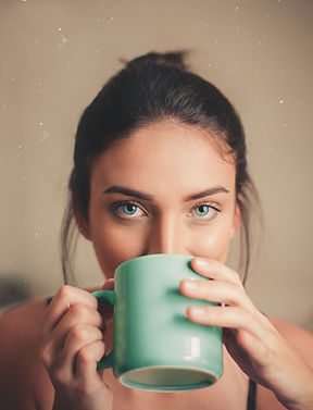 Young lady with blue eyes drinking coffee at her home. Photo essay by Gabriel Silvério, Br