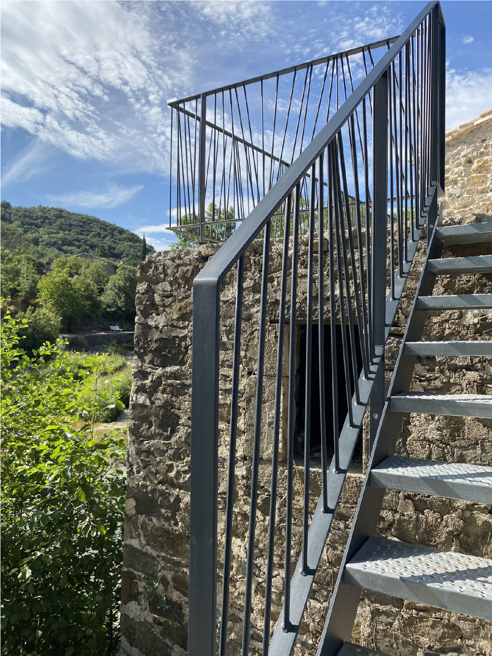 Escalier extérieur en métal avec garde-corps design.
