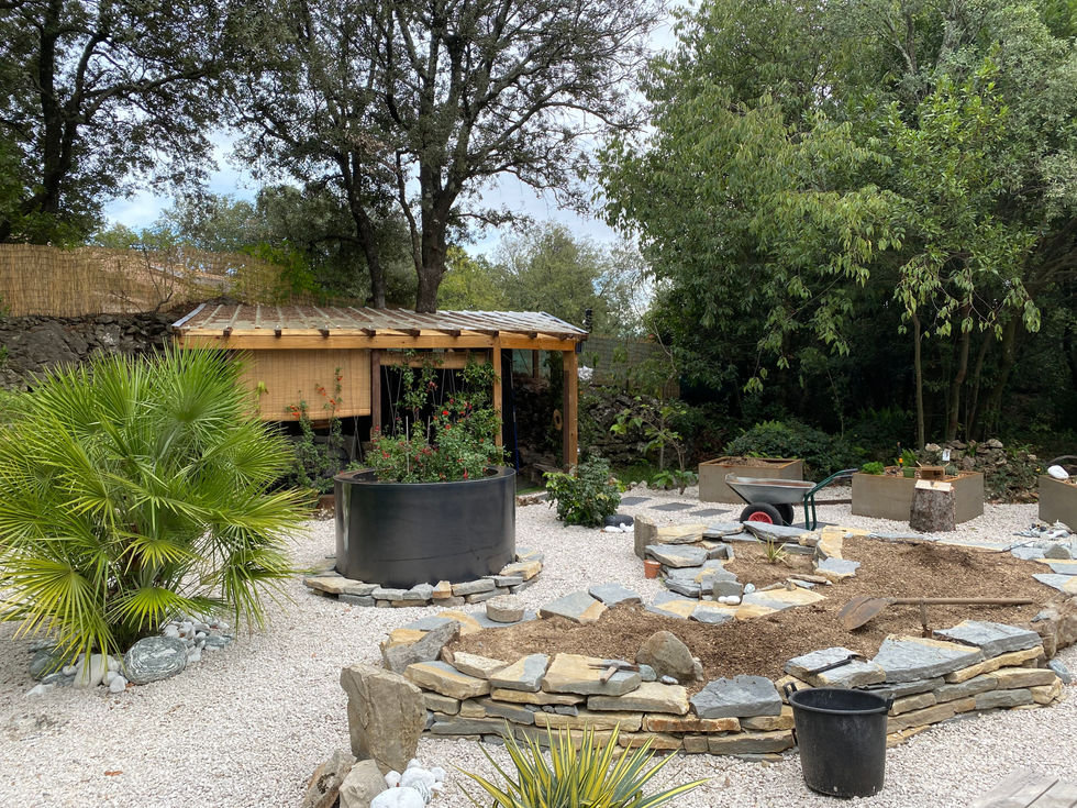 Jardinière en Corten, jardin sec, succulentes, paysage aride, décoration extérieure.
