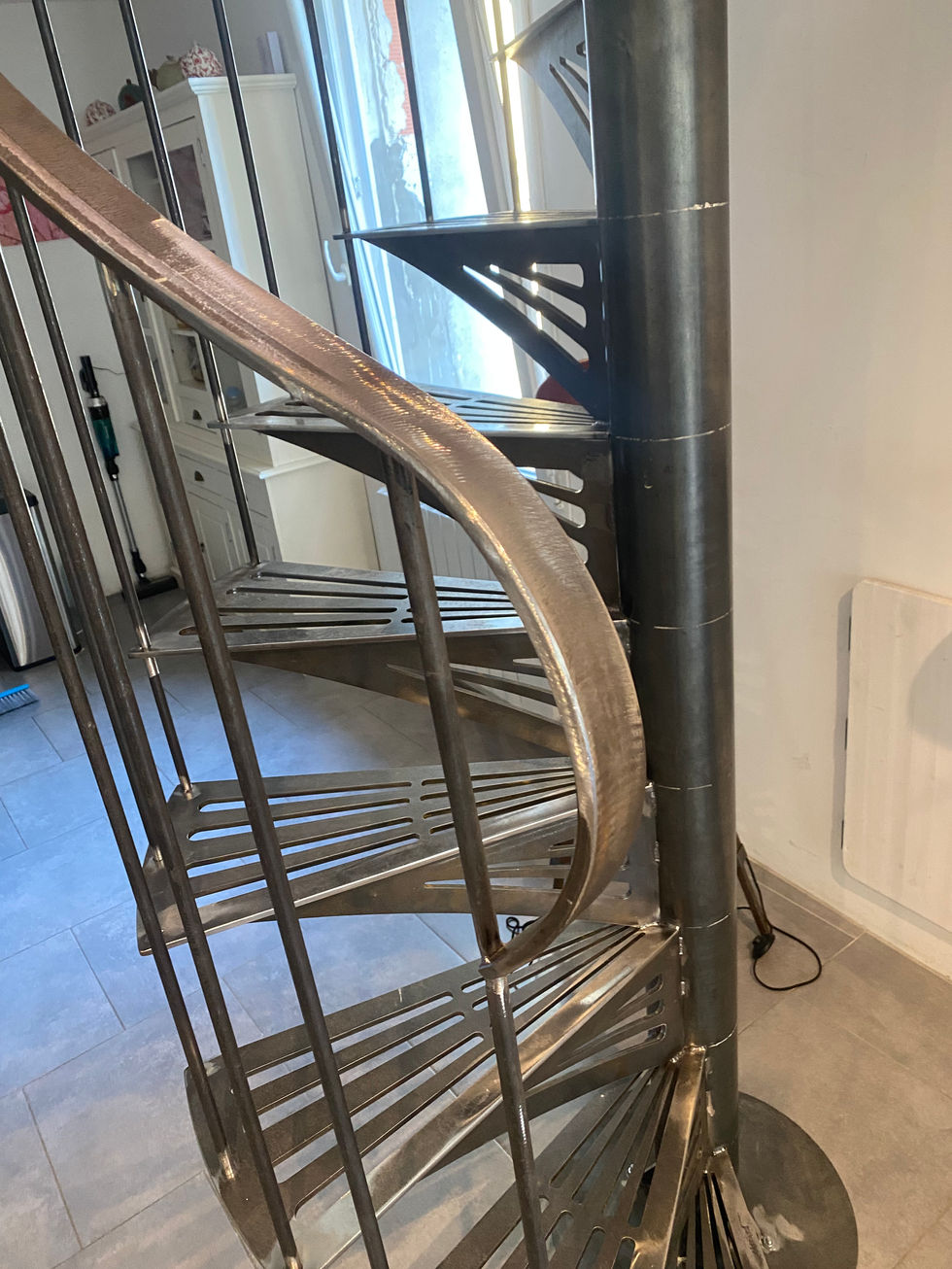 Escalier métallique sur mesure en acier 8 mm avec main courante en fer plat 40 mm – Fabrication artisanale et pose par serrurier-métallier indépendant en France. Design moderne, stabilité exceptionnelle et sécurité optimale pour intérieur loft, maison ou appartement. Escalier droit haut de gamme, idéal pour usage intensif et décoration industrielle