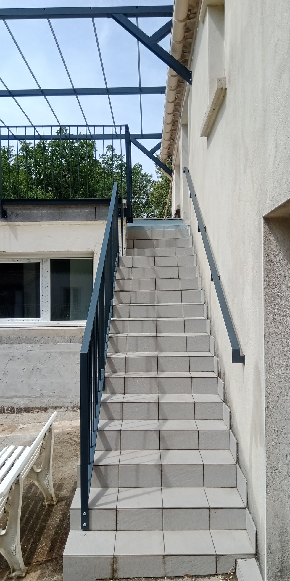 Pergola moderne
Gardes-corps design
Rampe d'escalier sécurisée
Acier thermolaqué
Terrasse contemporaine
Protection solaire
Conception minimaliste
Aménagement extérieur