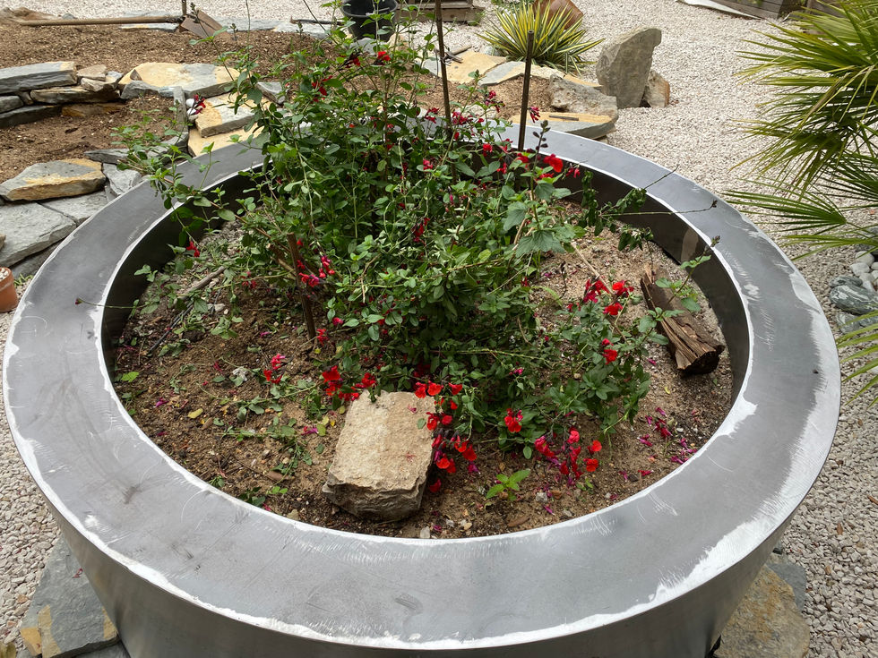 ardinière design en Corten, extérieur contemporain, terrasse en bois, plantes vertes, décoration jardin.