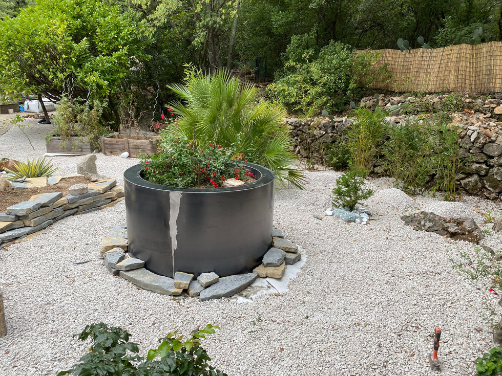 ardinière design en Corten, extérieur contemporain, terrasse en bois, plantes vertes, décoration jardin.