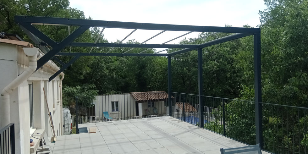Pergola moderne
Gardes-corps design
Rampe d'escalier sécurisée
Acier thermolaqué
Terrasse contemporaine
Protection solaire
Conception minimaliste
Aménagement extérieur