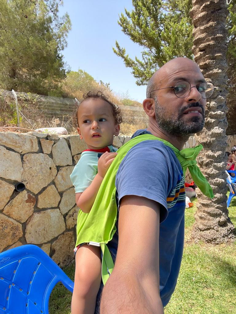 במגבת על הצד