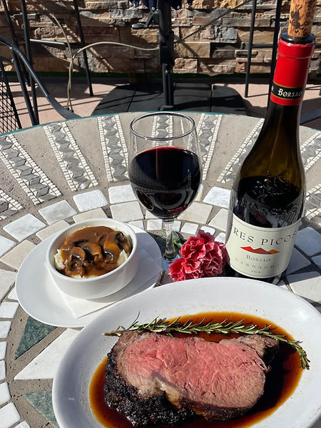 Prime Rib with Mushroom brown gravy and mashed potatoes_edited.jpg
