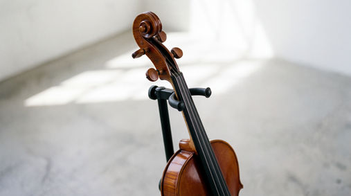 Alessandro Di Matteo handcrafted violin in Cremona, Italy, available to buy in London. Violin Scroll Close Up Shot