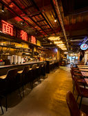 Nishiki Market Alley by MOON and BACKの80席ある店内