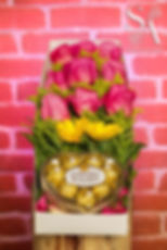 caja de rosas con ferreros