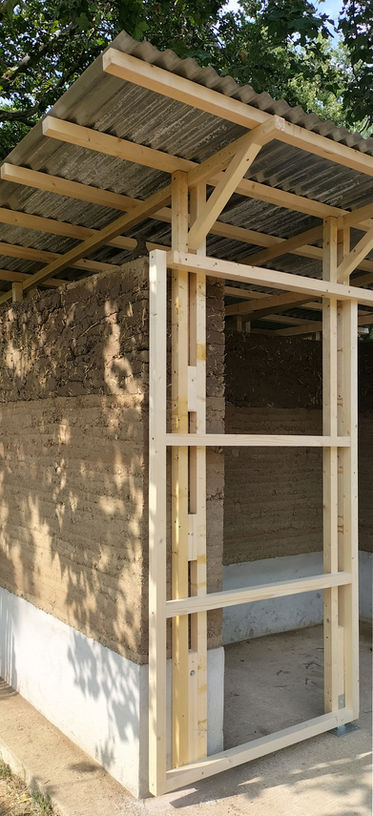 Collectif Pourquoi Pas aménagement toiture bois abri pisé bauge Pépinière