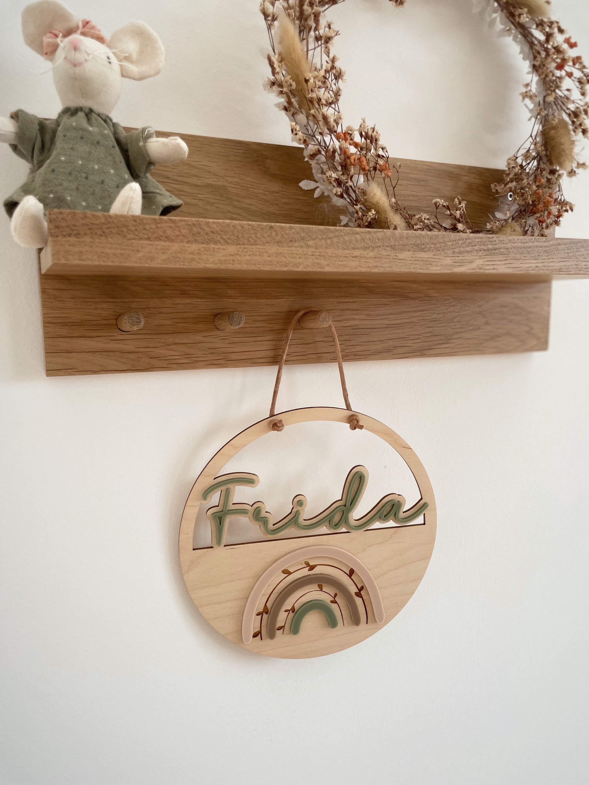 3D-Namensschild mit Regenbogen