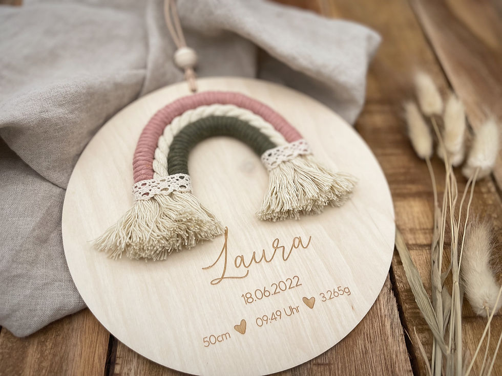 Miniaturbild: Geburtsschild mit Makramee-Regenbogen