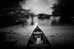 Fotografia fine art, em preto e branco, em loga exposição, do Tarumã, em Manaus - Amazonas. Com uma canoa regional.