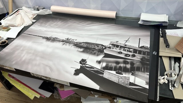 Fotografia em preto e branco de barcos atracados no rio amazônico, impressa em grande formato fine art sobre papel Canson Rag 310g, padrão museológico, exibindo detalhe e suavidade nas transições de luz. Manaus - Amazonas - Cacau Pirêra - Iranduba.