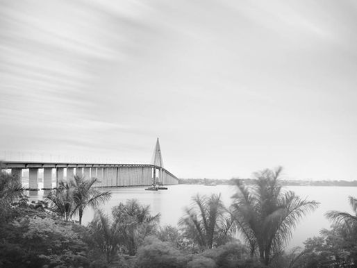 Fotografia fine art em preto e branco, em longa exposição, da Ponte Rio Negro, em Manaus - Amazonas - Brasil.