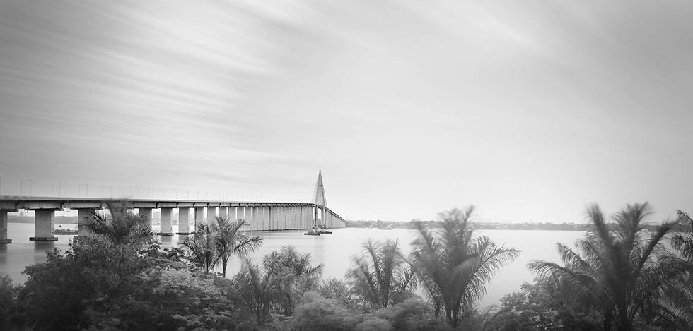 Fotografia fine art em preto e branco, em longa exposição, da Ponte Rio Negro, em Manaus - Amazonas - Brasil.