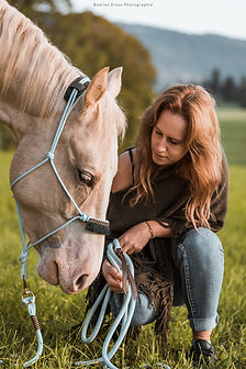 Opawa et Jessica accroupie