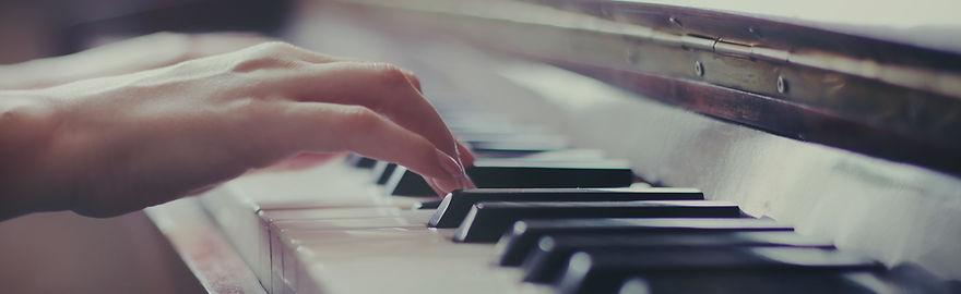 Alguien que juega el piano