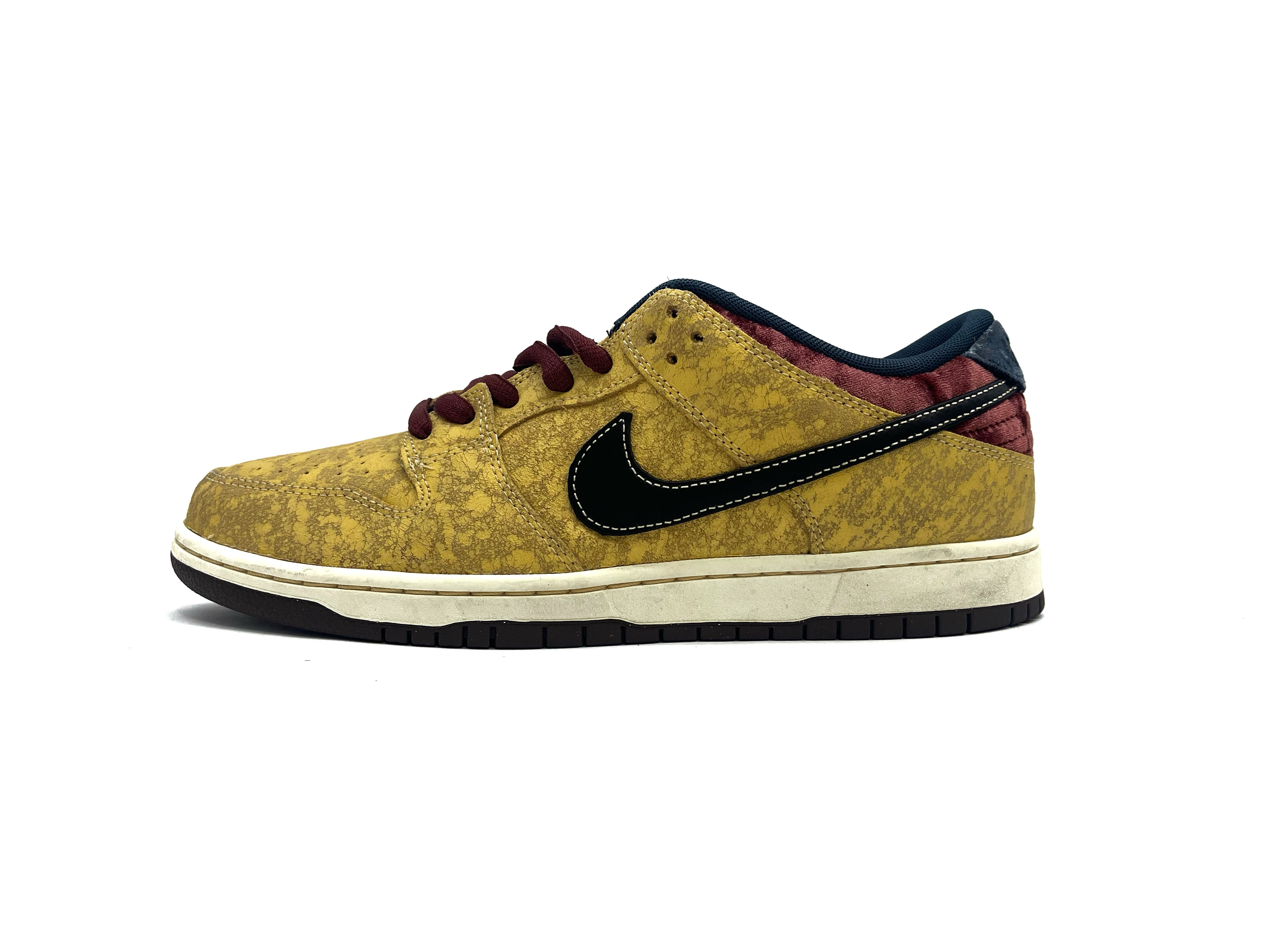 NIKE SB DUNK LOW PRO “CINEMA” 