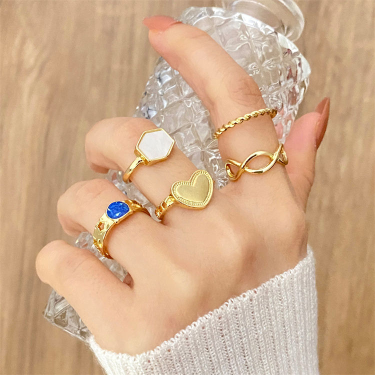 Miniature : Hand model wearing gold rings