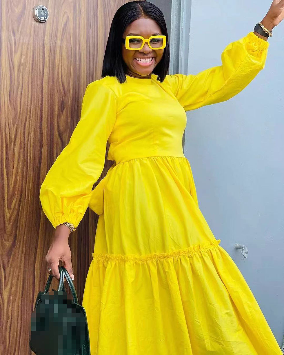 Miniature : Woman in yellow dress and sunglasses
