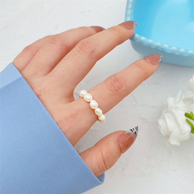 Miniature : Elegant pearl ring on hand
