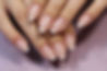 Elegante manicure French su unghie naturali, realizzata presso Ardor Nail & Spa Studio a Lucca.