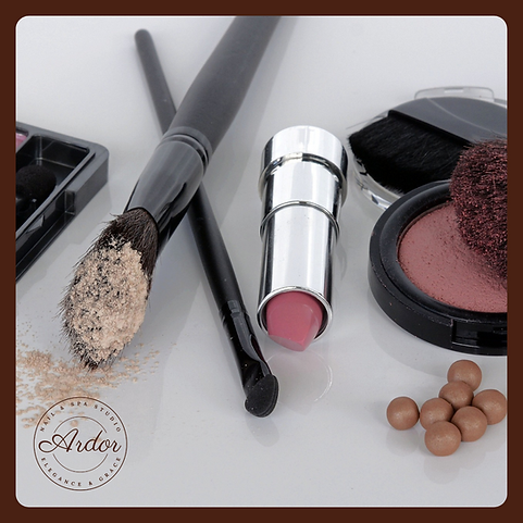 Set di cosmetici per trucco sposa, incluso pennelli, rossetto rosa, blush e trucco occhi