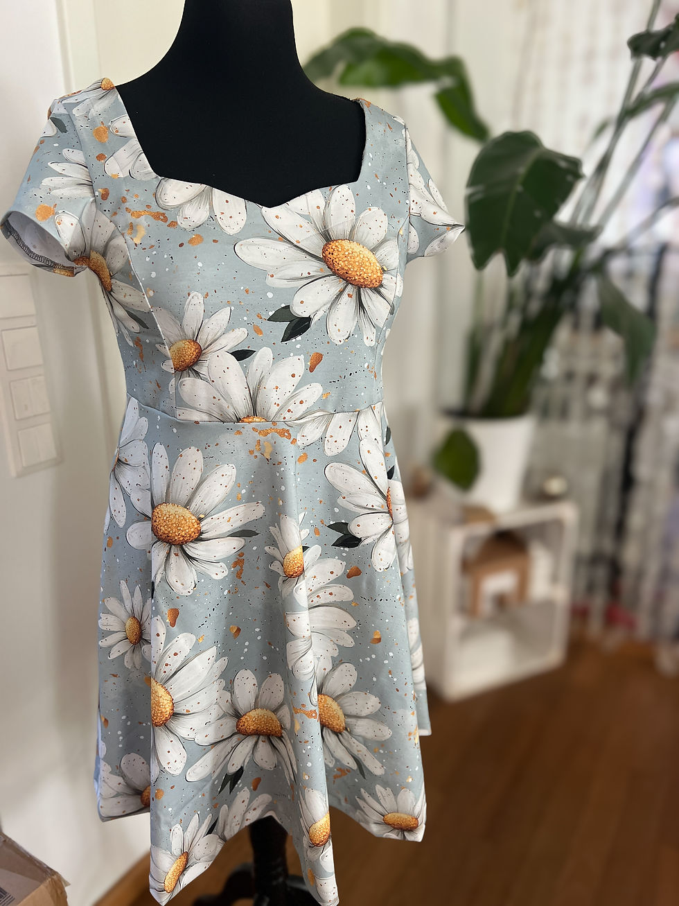 Miniaturbild: PDF-Schnittmuster Vintage-Kleid Aurora mit Herzausschnitt und Schwingrock