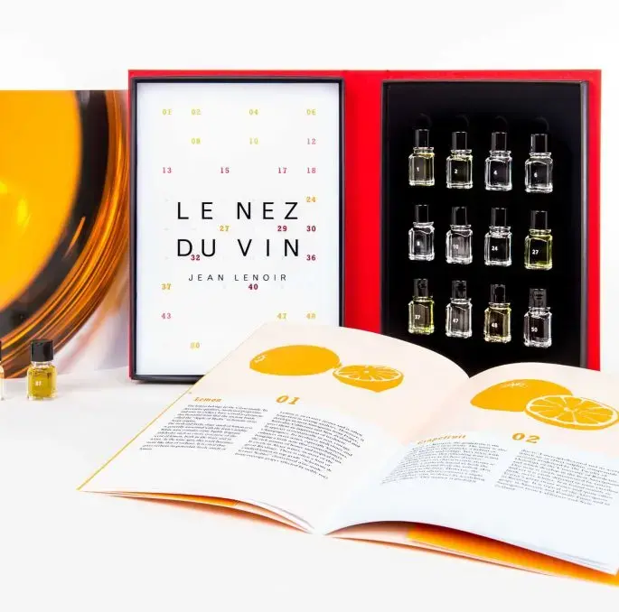 LE NEZ DU VIN JEAN LENIOR aroma kit, twelve vials, open book