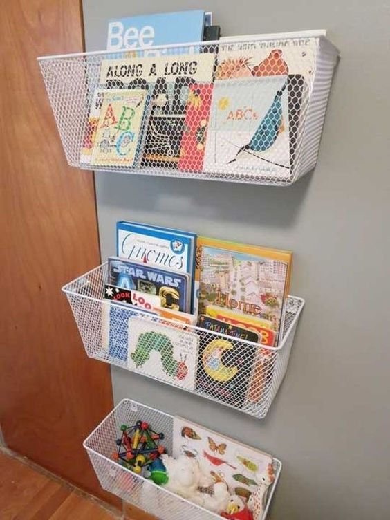 Cestos organizando livros. Foto: Homedit.