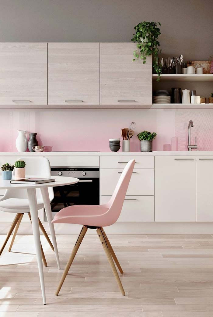 Cozinha rosa claro.