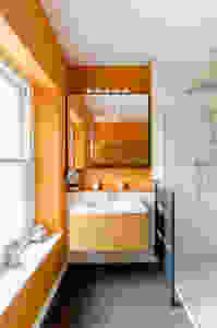 Banheiro com parede laranja.