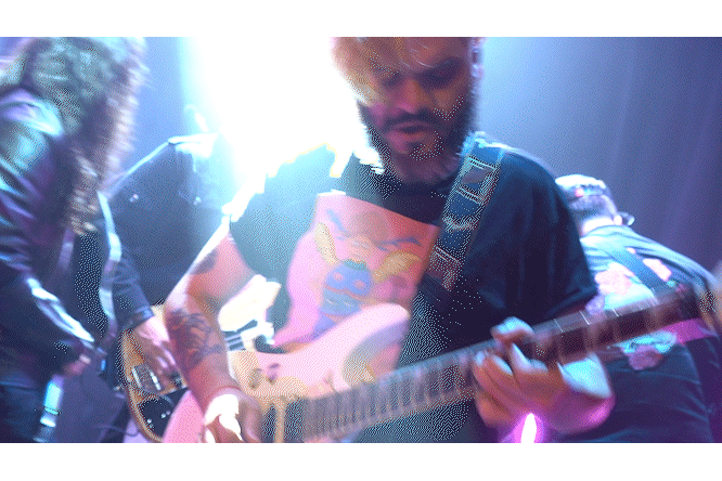 Claudio Ramirez haciendo un solo de guitarra