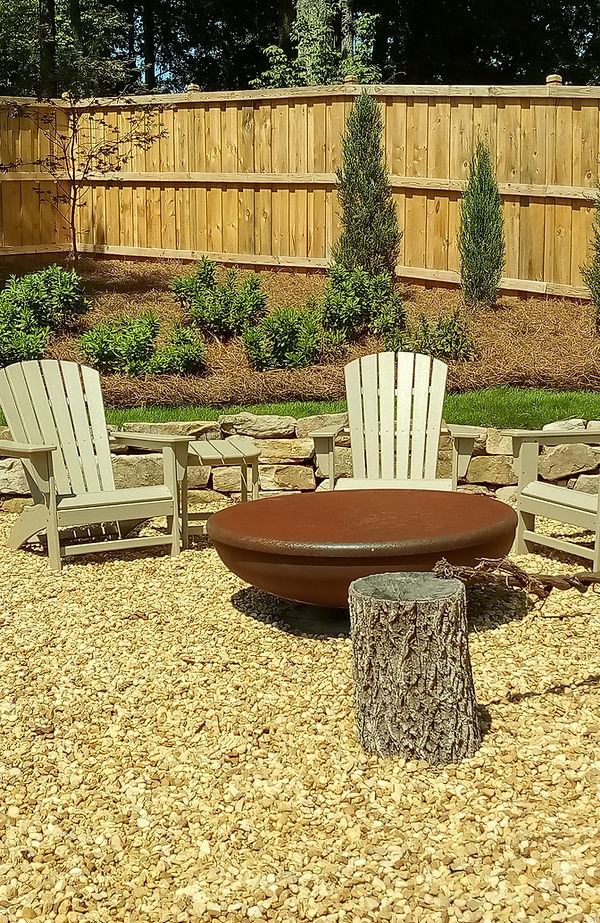 patio con piedras y pines straw.jpg