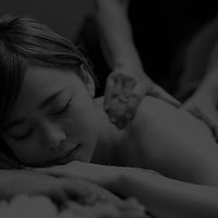 マッサージを受ける女性