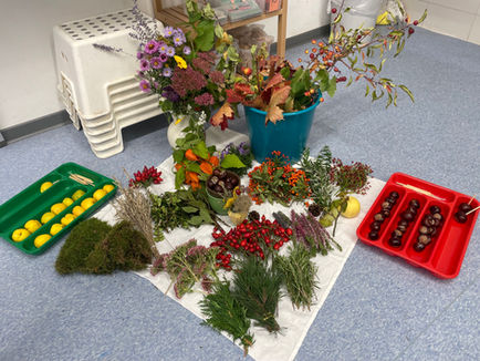 Herbstliche Kürbisgestecke im Schulgartenunterricht
