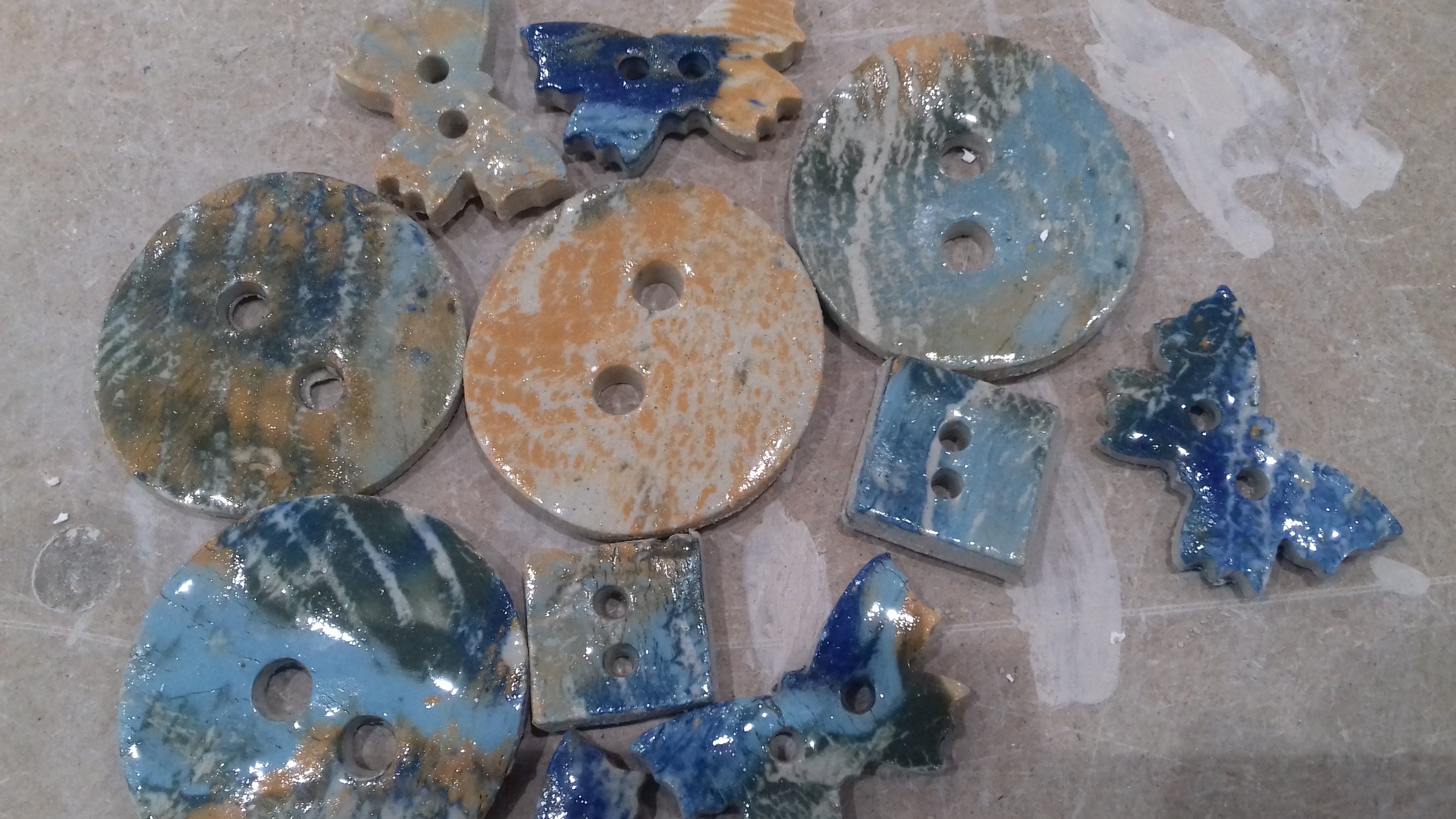Slip decorated buttons
