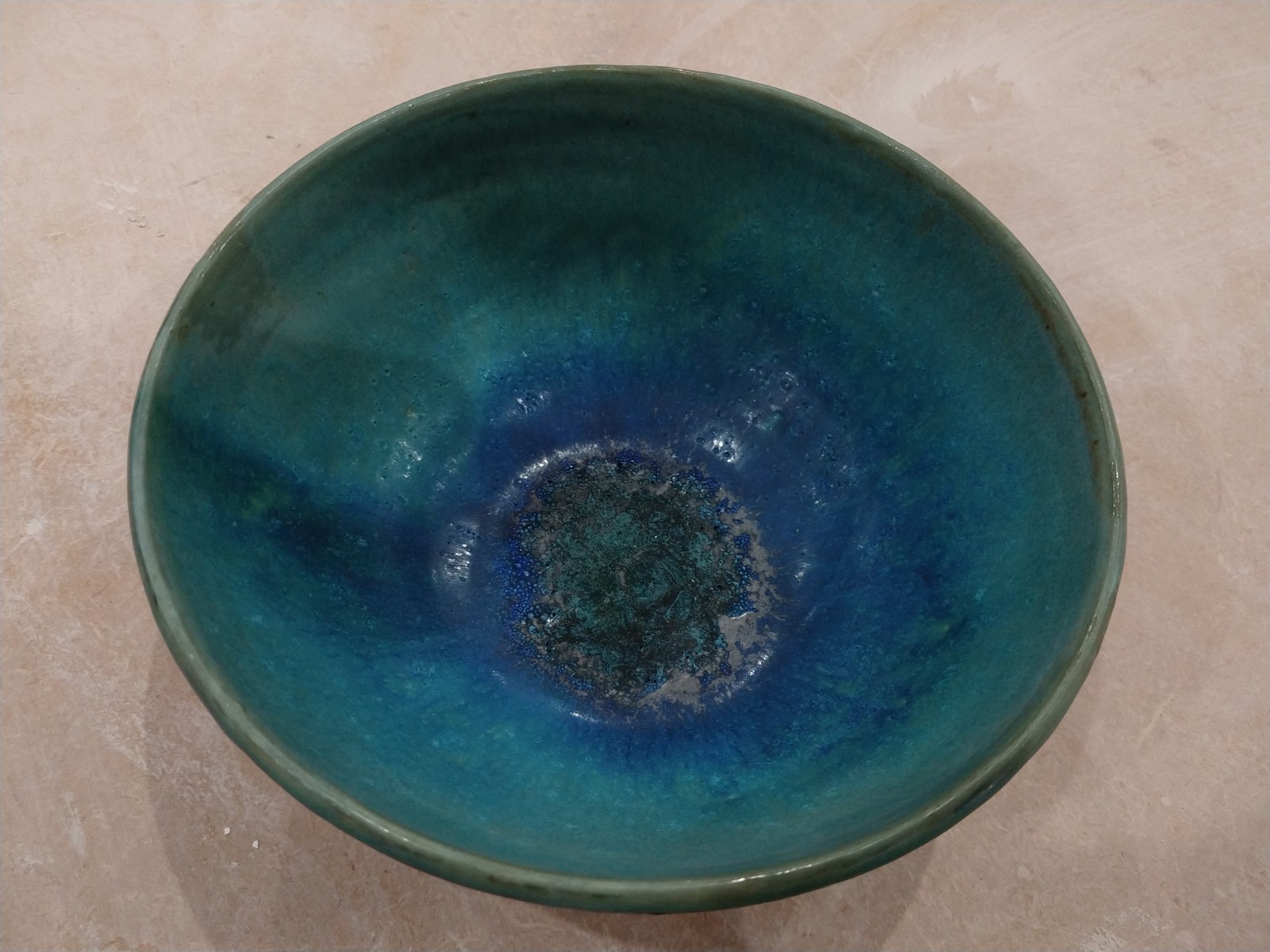 Glaze with crystals froming